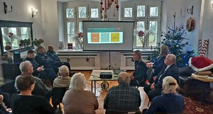 policjanci oraz seniorzy