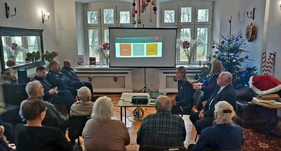 policjanci oraz seniorzy