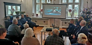 seniorzy oglądający rozmowę oszusta z kobietą