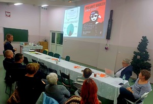 przedstawiciel banku w trakcie prelekcji