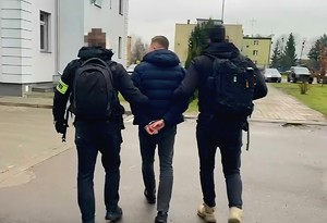 policjanci z zatrzymanym