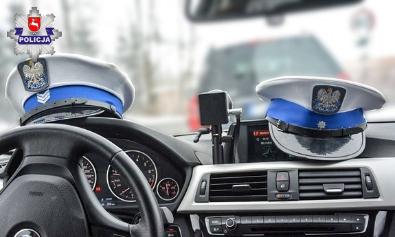 czapki służbowe policjantów ruchu drogowego