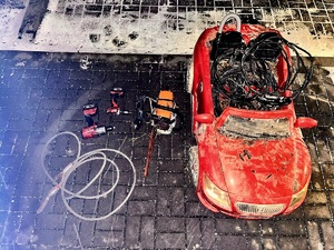 odzyskane skradzione kable elektryczne oraz czerwony elektryczny samochód dziecięcy