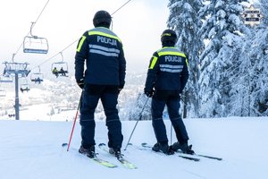 policjanci na stoku na nartach