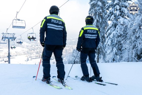 policjanci na stoku na nartach