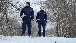 policjant i policjantka umundurowani stojący na śniegu