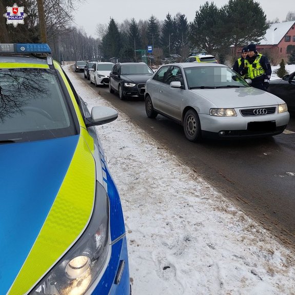 policjanci badający trzeźwość kierowców w pojazdach