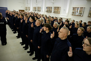 policjanci w rzędach podczas ślubowania