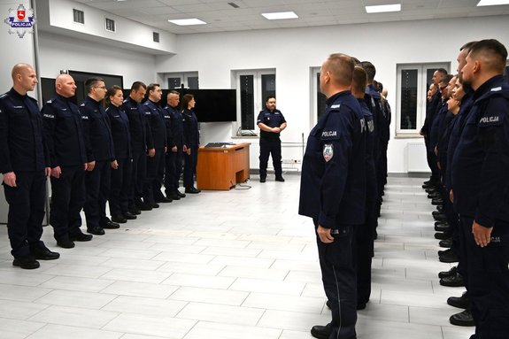 policjanci w szeregach