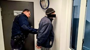 zatrzymany podczas kontroli osobistej wykonywanej przez umundurowanego policjanta