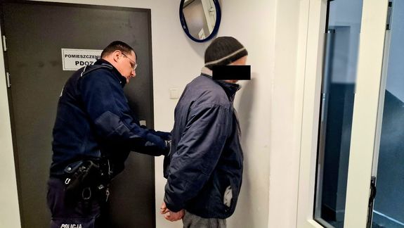 zatrzymany podczas kontroli osobistej wykonywanej przez umundurowanego policjanta