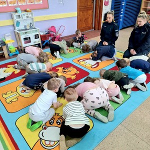 policjantki z przedszkolakami