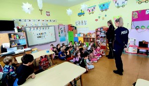 grupa przedszkolaków z policjantkami