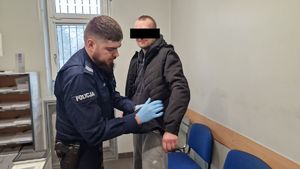 poszukiwany mężczyzna sprawdzany przez umundurowanego policjanta