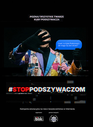 mężczyna w kolorowej marynarce trzymający przed twarzą dłoń w czarnej rękawiczce