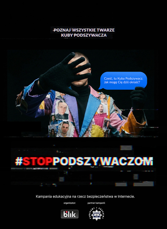 mężczyna w kolorowej marynarce trzymający przed twarzą dłoń w czarnej rękawiczce