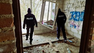 policjanci wewnatrz pustostanu