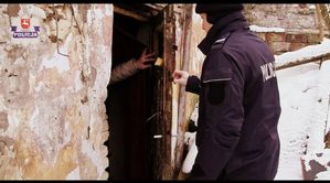 policjant przed pustostanem