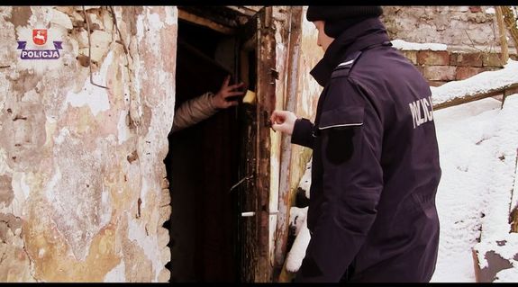 policjant przed pustostanem