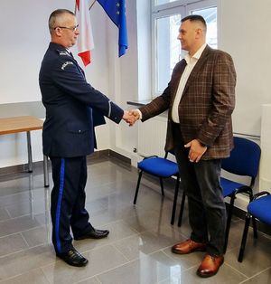 gratulacje od komendanta powiatowego policji dla emeryta policyjnego