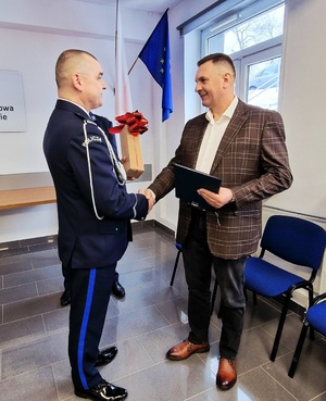 gratulacje od zastępcy komendanta powiatowego policji dla emeryta policyjnego