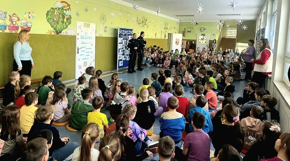 uczniowie i policjanci