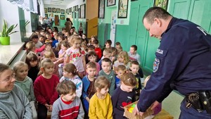 policjant rozdający odblaski