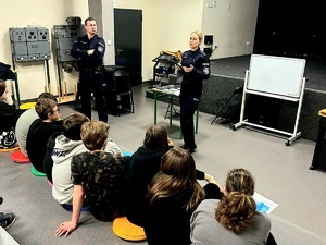 policjanci na auli podczas prelekcji
