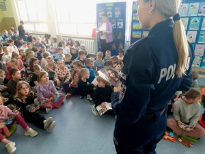 policjantka rozdająca ulotki