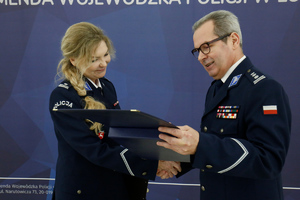 policjantka i policjant w mundurach galowych