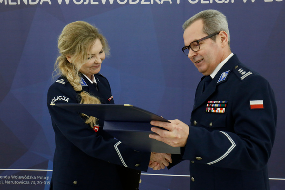 policjantka i policjant w mundurach galowych