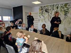 policjantka podczas spotkania z dziećmi