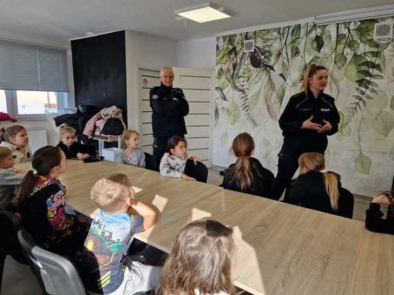 policjantka podczas spotkania z dziećmi