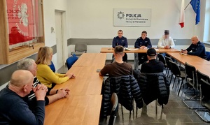 przedstawiciele klubów piłkarskich na spotkaniu z policjantami