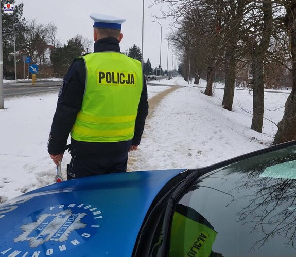 policjant stojący przy jezdni