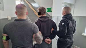 zatrzymany poszukiwany mężczyzna w asyście policjantów kryminalnych