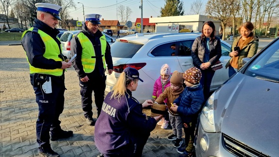 policjanci ruchu drogowego, dzieci i rodzice