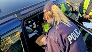 policjantka dająca dziecku odblask