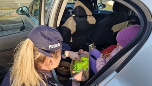 policjantka dająca dziecku odblask