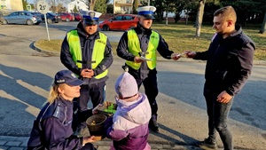 policjant dający mężczyźnie ulotke profilaktyczną