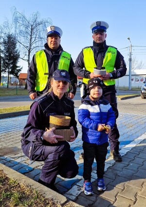 chłopiec z policjantami