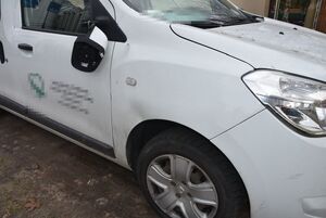 uszkodzony pojazd koloru białego