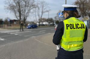policjantka stojąca w rejonie przejścia dla pieszych
