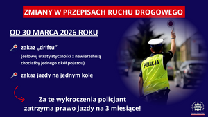 policjant z tarczą do zatrzymywania pojazdów w ręku