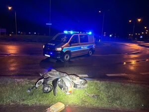 oznakowany policyjny bus i przewrócony motorower