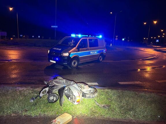 oznakowany policyjny bus i przewrócony motorower