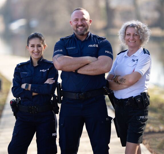 umundurowani policjanci dwie kobiety i mężczyzna