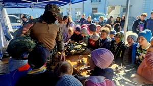 przedszkolaki z policjantek antyterrorystą