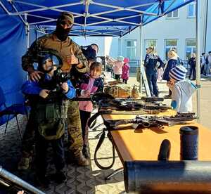 chłopiec z policjantem antyterrorystą