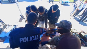 chłopcy z policjantami